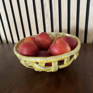 Gul flettet frugtskål